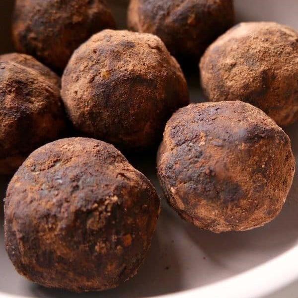 Dark Cocoa Dusted Date Bites